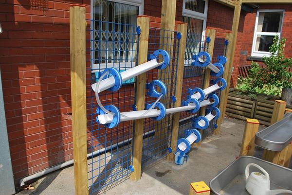 CreativePlayUK's tweet image. Alma Park Primary love the Water Wall so much that they got two! #waterplay #earlyyears