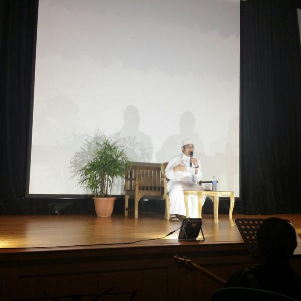 Ustaz Nuzhan on stage. Sharing on why we need to continue to sincerely make do'a #nakqiyamattanakqiyam #ramadansg