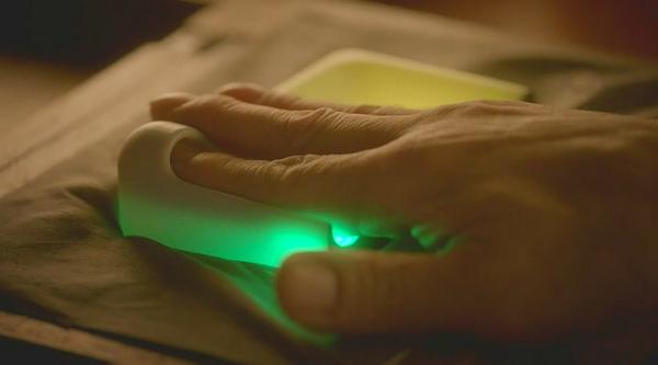 kirimaruhayate0's tweet photo. "@KeeplyClaire: I did screenshot - Extant.s01e02. Hiroyuki Sanada http://t.co/o14vchY4qR"指紋認証で何か見ておりますな。#Etant