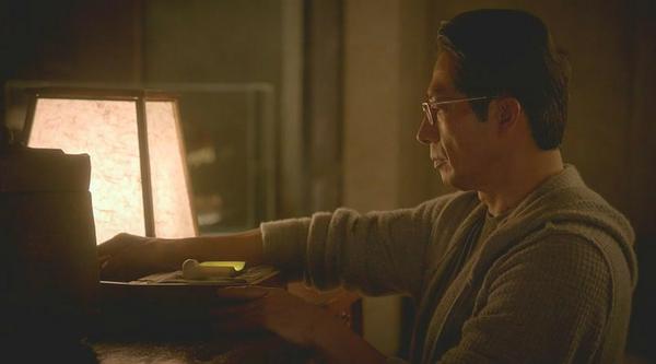 kirimaruhayate0's tweet photo. "@KeeplyClaire: I did screenshot - Extant.s01e02. Hiroyuki Sanada http://t.co/o14vchY4qR"指紋認証で何か見ておりますな。#Etant