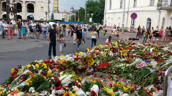 A lot of support shown in Kyiv today for the victims of #MH17 . Flowers outside Netherlands embassy. Many tears