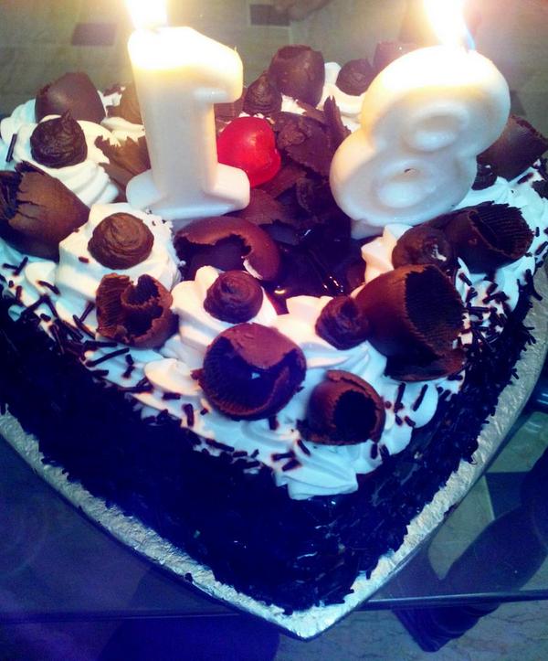 _ItsSammia's tweet photo. Heart shaped birthday cake. It was delicious. :')
#Hbdsamia http://t.co/D1RG5RflEO