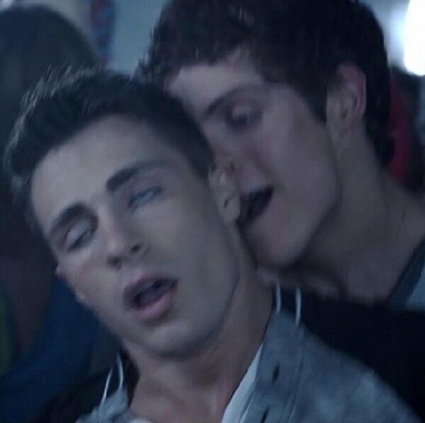 SASSYSTlLES's tweet photo. HEY HOW YOU DOIN LIL MAMA LEMME WHISPER IN YO EAR http://t.co/46HJcsE5Tu