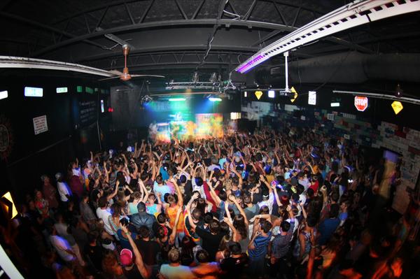 MODSUN's tweet image. set 1 of 2 last night RT @TheGarageCenter: A #packedhouse for @MODSUN (photo by Nikki). Still collecting ourselves.