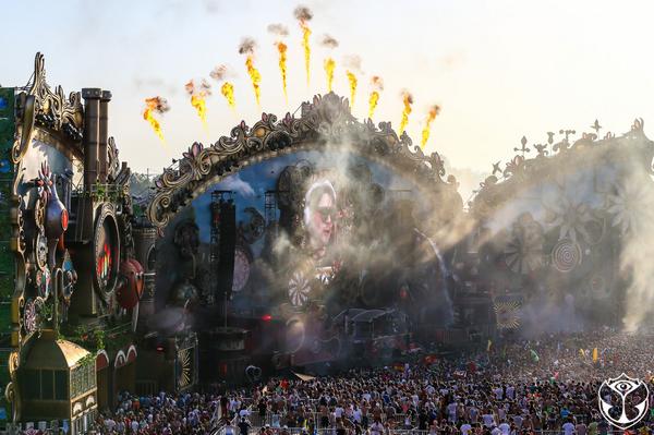 tomorrowland's tweet photo. Ground shaking performance by @Skrillex. http://t.co/mQx7E3Z081