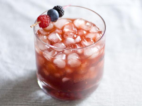 AvernaUSA's tweet photo. It's berry season! @seriouseats recommends having the Philly Smash made with #Averna! http://t.co/RObYSW6anp http://t.co/8ymZkZSzuK