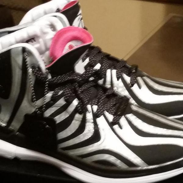 zachplatt53's tweet photo. New derrick rose shoes and jordans shoes http://t.co/dySudgsCws