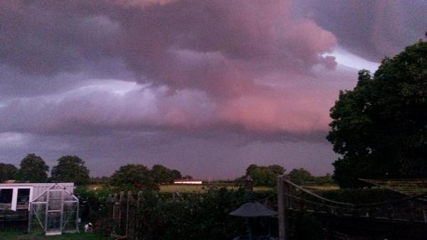 KellyMcGrath85's tweet photo. The sky over tenterden! http://t.co/WzAZFNt5Xa