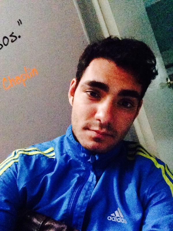 OscarJimenezof's tweet photo. Terminando el primer ensayo del día, me dejo agotado y empapado en sudor 👀🐷 http://t.co/B7pIYH9rf8