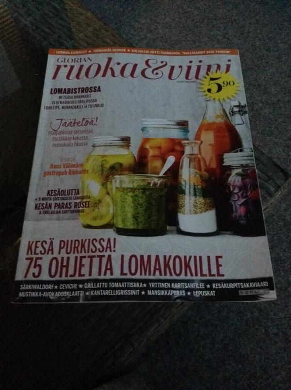 Meldester's tweet image. Nautinnollinen ilta parvekkeella ruokalehteä lukien. Tuli nälkä ja pää suhisee kokkausinspiraatiota! @glorianruoka