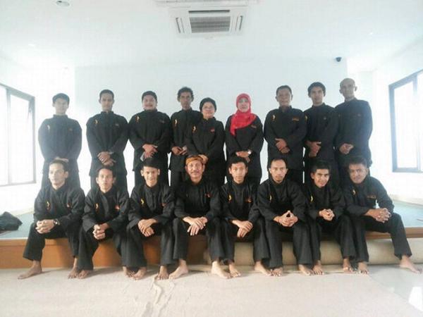 PUSMADA's tweet photo. Para Pelatih "Usik Pasundan" Pusaka Mande Muda Mengirimkan 2 Pelatih Termuda Diantara pelatih yg Lain #PusmadaGo http://t.co/ys7NVLzXOk
