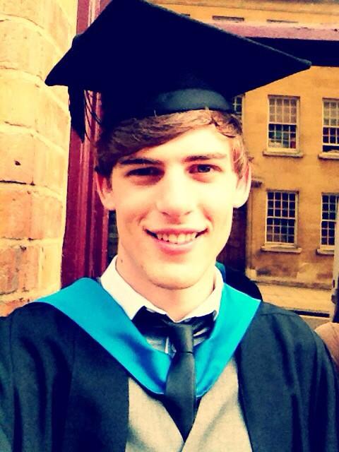 _DesignerGuy's tweet image. So it turns out... I Graduated today! #GradsUN14 #gradselfie