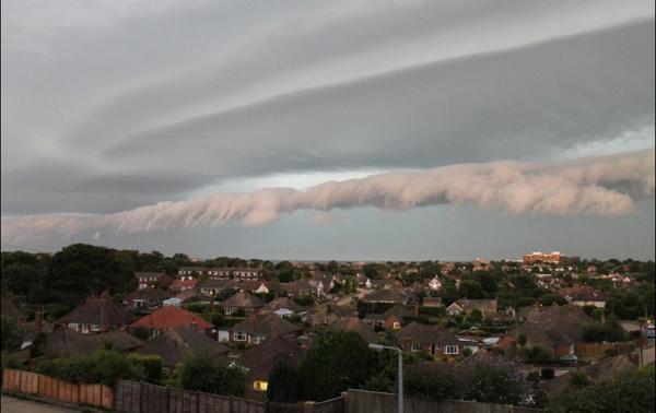 ForumWeather's tweet image. RT @DaveThroupEA: Beautiful but scary! Bexhill now by @zoball1