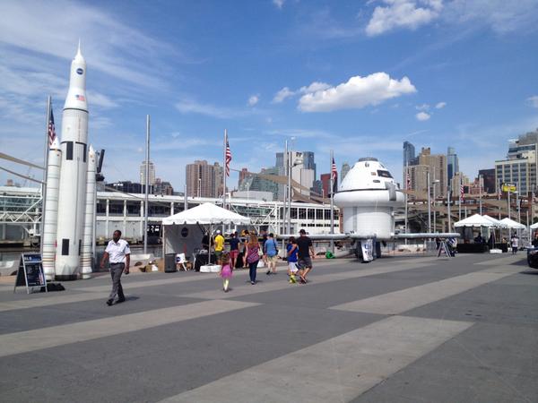 Space_Animation's tweet image. Media Fusion set up this SLS inflatable rocket at the @IntrepidMuseum. #spacesciencefestival  #nextgiantleap