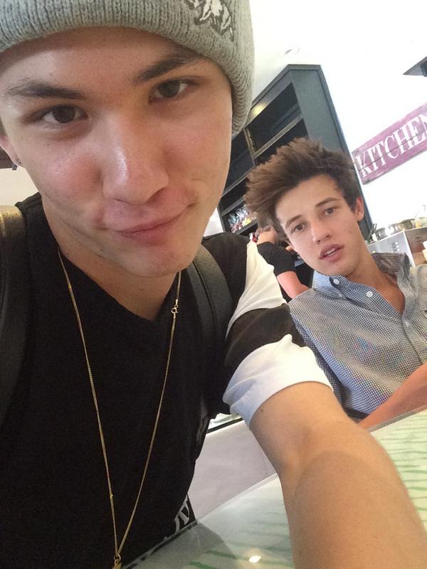 carterreynolds's tweet photo. Got emzzz @camerondallas http://t.co/C4s3MwzLU1