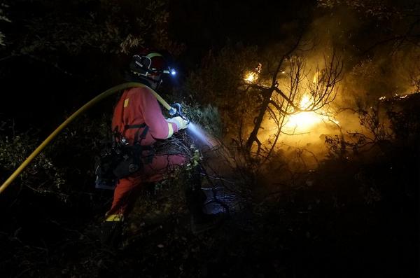 CruzRojaEsp's tweet photo. Siguen luchando contra el fuego en Guadalajara tras una larga noche #IFAleas e #IFBustares @UMEgob http://t.co/EuaJvqlr2b