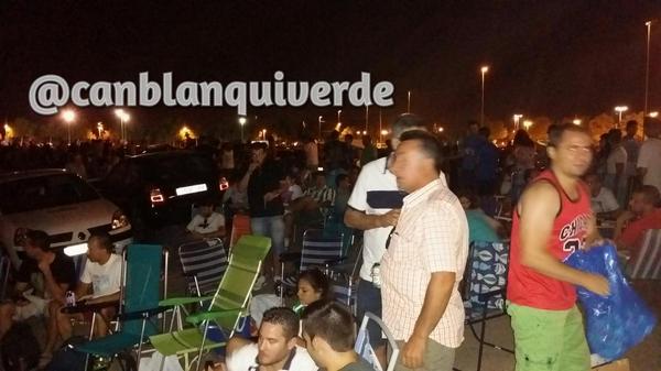 canblanquiverde's tweet photo. 23:16 | No se mueve nadie. Barbacoas funcionando. Queda 9h 44min para la apertura de taquillas. http://t.co/ohfY31Rhlh