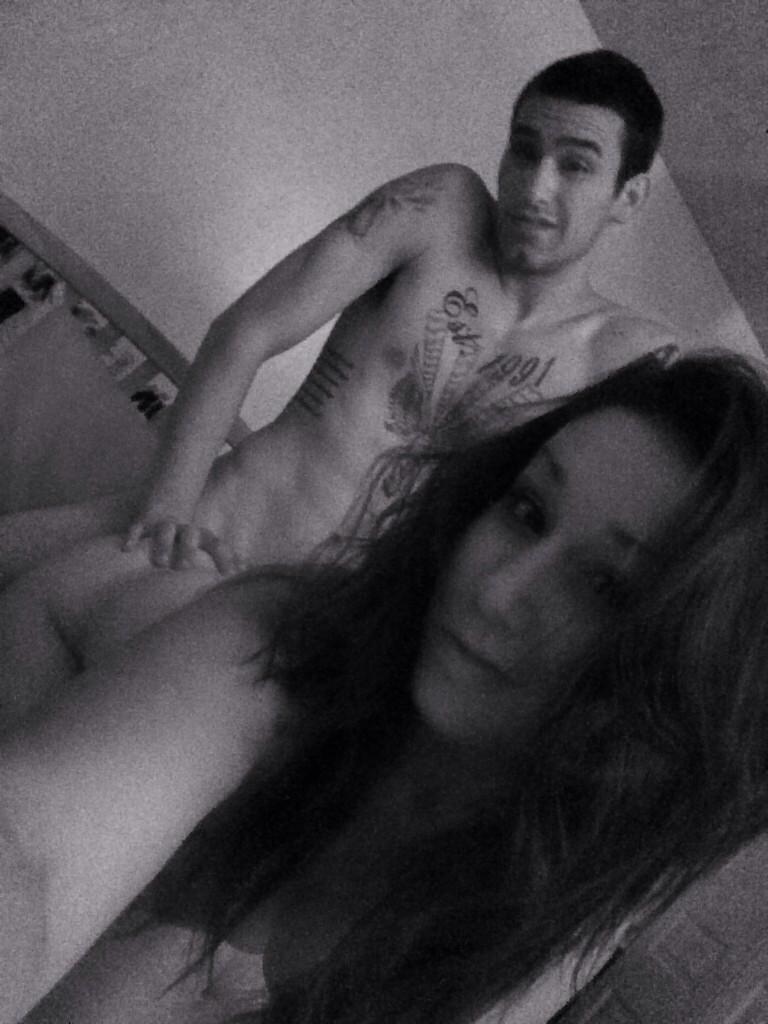 Parejitas caseras se toman selfies 1