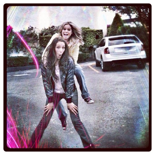 verockstar's tweet photo. “@alealeb: una del baúl.... #picretro 😄💭 I love You Güeriii!!!! 💖 @verockstar 👊💙💛 http://t.co/mU33smSDzy” // con mil ganas de verte!!😘😘