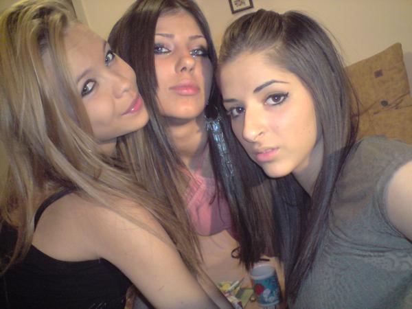 ezgikombul's tweet photo. KIZLARLA TAKILIRKENE @ezgikombul @elifkombul ve canan http://t.co/02ynTPyjNw