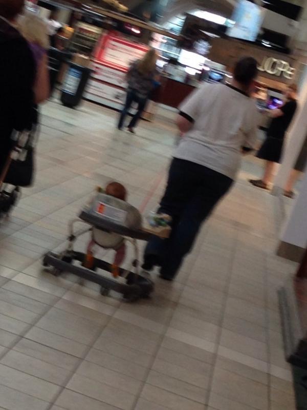 isshe4real's tweet photo. Does anyone else see what's wrong with this picture? #parentfail #areyoukiddingme #motheroftheyear http://t.co/1x4yzMaiW6