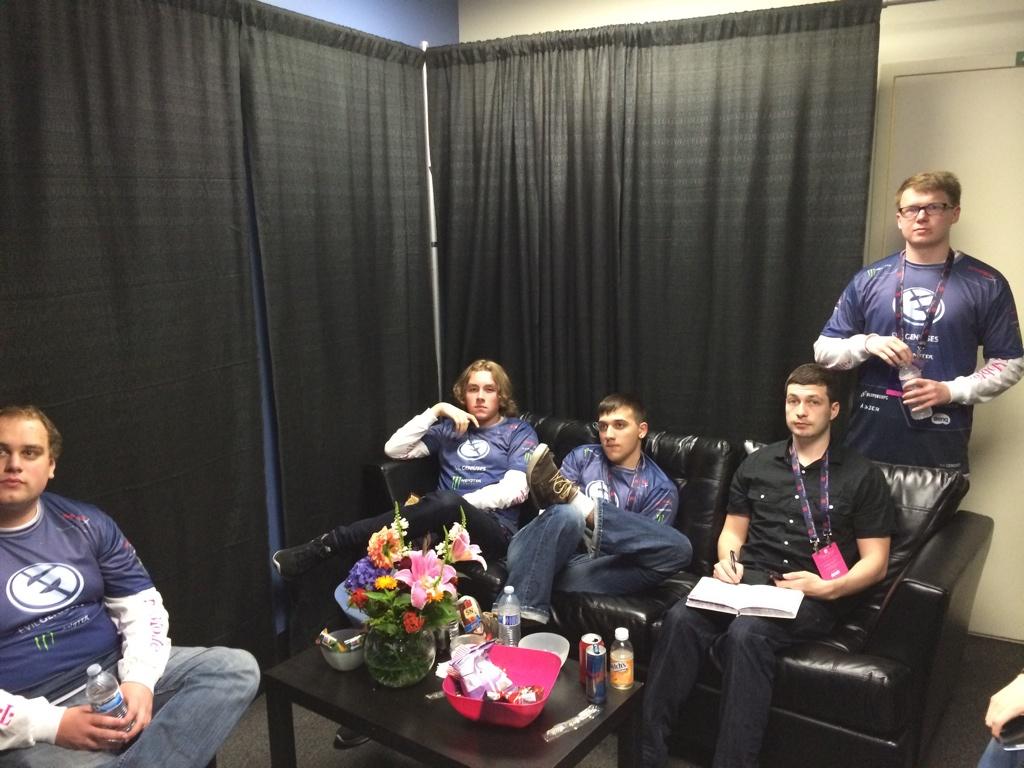 Bs3ECeXCYAAS4L_.jpg:large