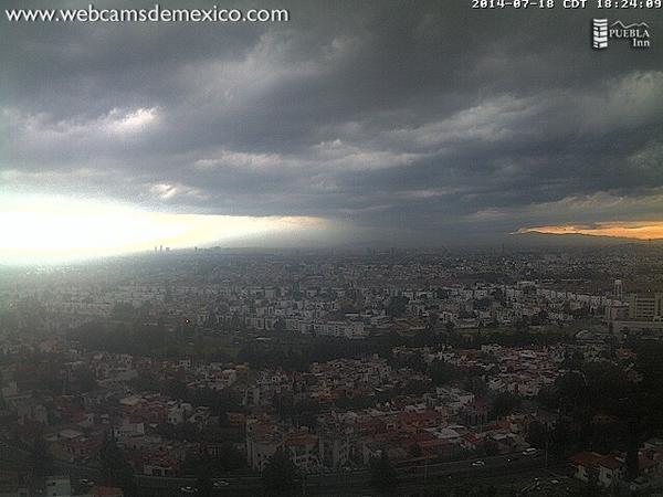 PCPueblaCapital's tweet photo. Tómelo en cuenta, lluvia muy fuerte en las próximas horas en la ciudad de Puebla, es tiempo de quedarse en casa http://t.co/0iynWqDIBz