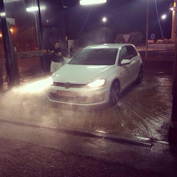kalonge70's tweet photo. Con el gti limpito allá donde valla http://t.co/OU4N7A7Mj6