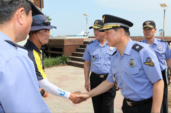 남상욱 동해지방해경청장은 18일 여름철 해수욕장 성수기가 도래함에 따라 동해안 관내 주요 해수욕장(낙산, 망상)을 방문하여 현장 중심의 안전관리 점검에 나섰습니다