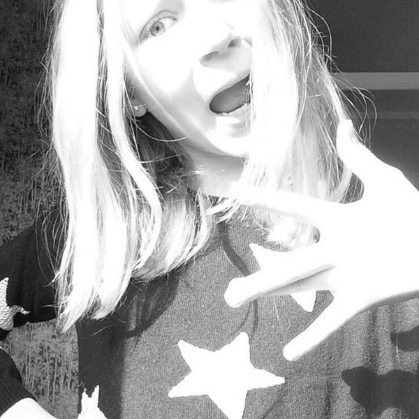LEnestad's tweet photo. @IsacElliot från skala 1-10 hur mycket diggar du min pose?😏✌️ http://t.co/fzc3HzcHMU