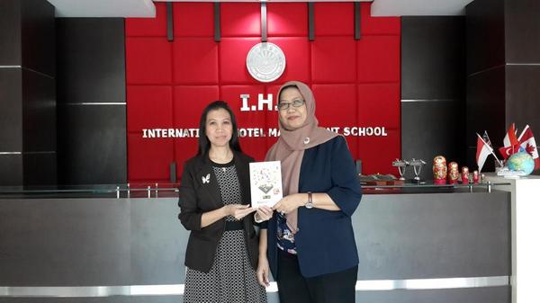 rosenoaji's tweet photo. akhirnya lahir buku. Tak kan ada tanpa supprt dan doa @SasmitoEdy @aniesbaswedan @DenySidharta @ZenZul @IHSindonesia http://t.co/StBlltdEQ8