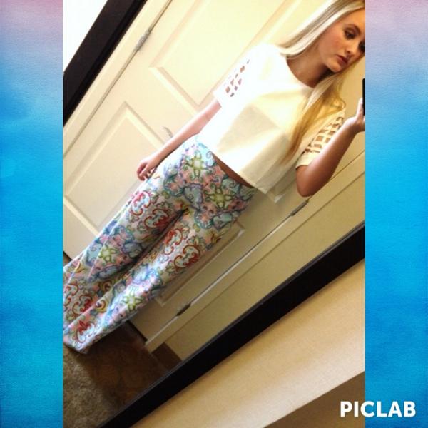 PizzaAndbooty's tweet photo. #ootd #drseusspants 😍 http://t.co/ffo8eRGl9E