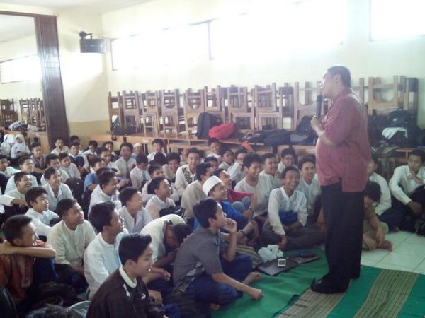 Pesantren Kilat SMPN 5 Depok with Kak <a href="/arifdahsyat/">Arif Dahsyat</a> :D Dahsyat bingitzz #MAHAL #Sanlat5Seru