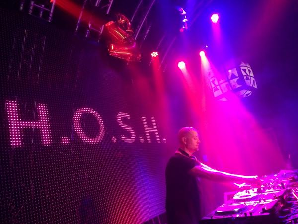 PioneerDJsounds's tweet image. It's hot, balmy and the dance-floor is full! @h_o_s_h has taken over @10daysoff #10days20 #10daysoff #pioneerdj20