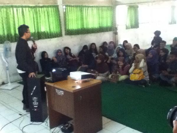 EpicBC's tweet photo. @teenfacting_9th @MAZOFTING10th are listening to the experience of Mr Dony http://t.co/6i6DlHgd1t