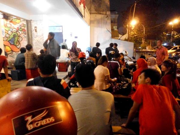 cafedejavu2012's tweet image. AYO Malmingan di #doldolan yg nampilin produk2 kreatip arek Suroboyo. Ada kaos2 dan aksesoris keren! @InfoSuroboyo