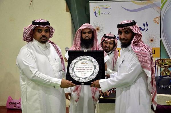 nadi_naeem's tweet photo. حلقات حي الفواز تقدم درع شكر للنادي 💓💓 http://t.co/0cfpLnRdB3