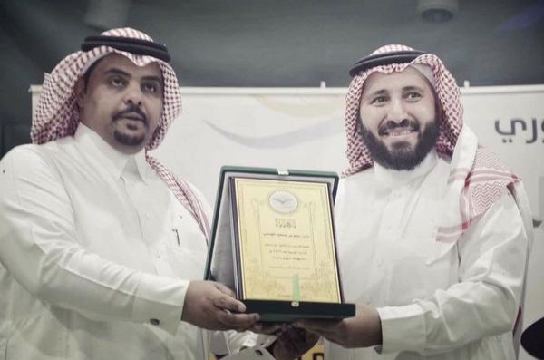 nadi_naeem's tweet photo. الاستاذ سلطان السليم نيابة عن مكتب اشراف الاندية الموسمية يقدم درع التفوق لافضل نادي موسمي في الرياض لمدير النادي http://t.co/QssWMM4onn