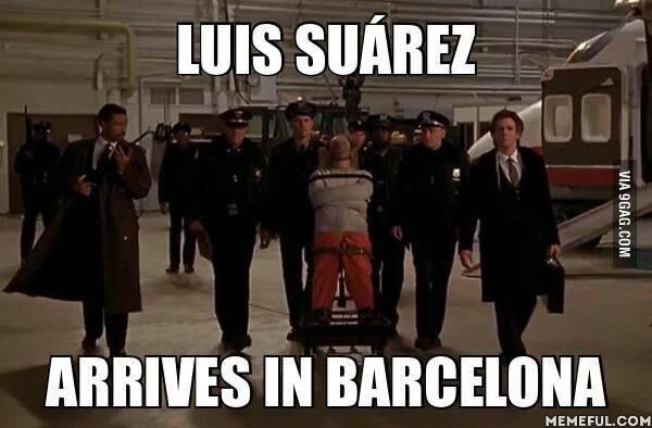 futuroscracks's tweet photo. Llegada de Luis Suárez al Barcelona XD!!! http://t.co/MSXQtEWXC5
