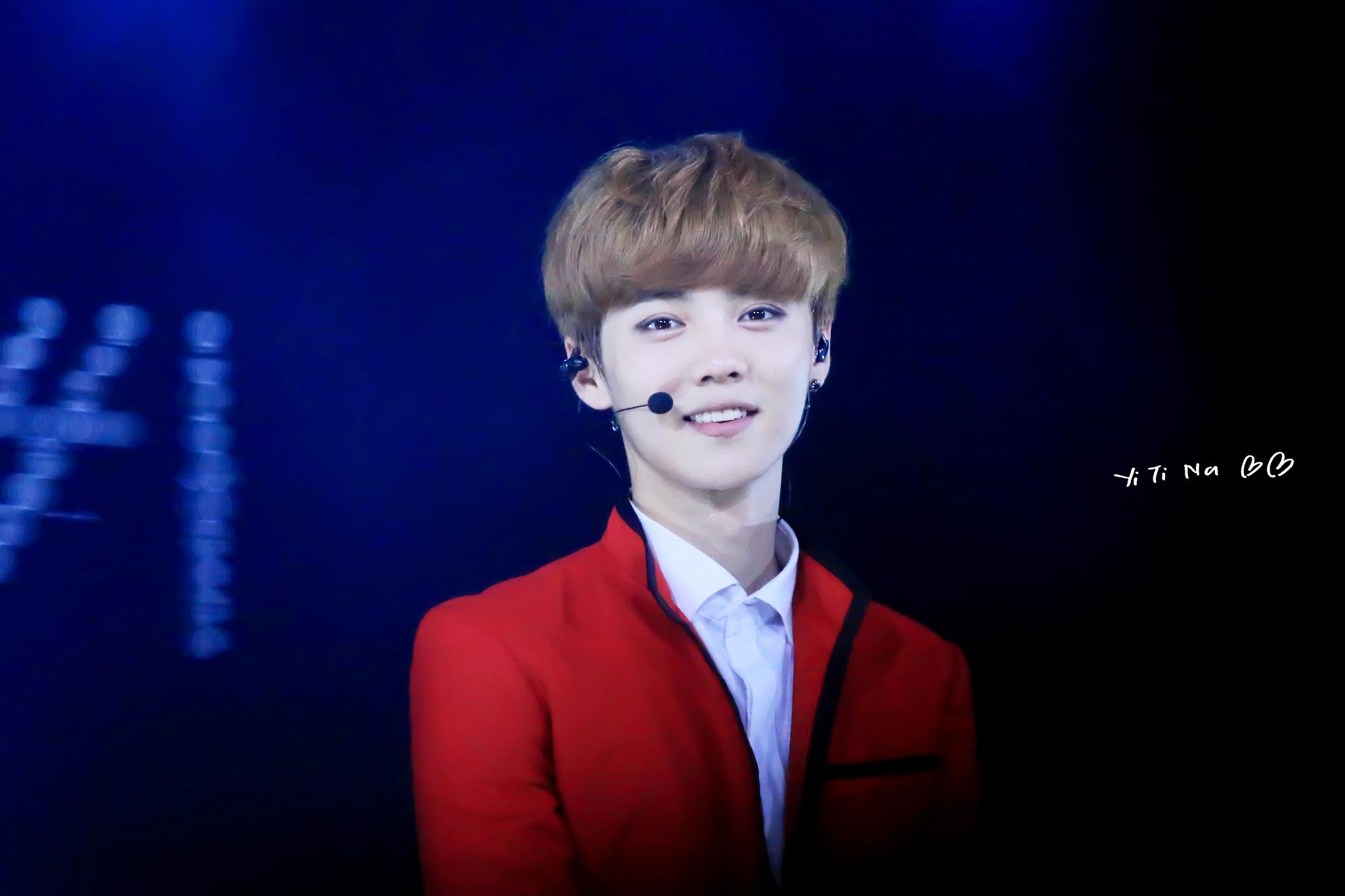 [FANTAKEN] 140712 EXO Concert "The Lost Planet" in Taipei - Day 2 [76P] Bs4QfBWCYAEpM_5