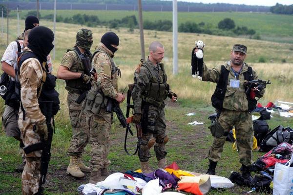 fransprinse's tweet photo. Het tuig tussen de spullen vd slachtoffers. @MinPres dit moet opgelost worden! #Rusland kan toch niet wegkomen #MH17 http://t.co/gVyJHXuDOm