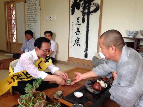 [D-11, 녹차 한 잔의 여유를 아는 노회찬] 국립현충원 옆 호국지장사에서 주지스님께 녹차 한 잔을 대접받았습니다. 머리가 맑아지는 느낌이었습니다. 노회찬은 누구에게나 차 한 잔의 여유가 있는 삶을 꿈꿉니다.