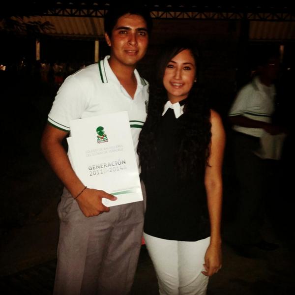 Deanyrdz's tweet photo. Graduacion de bordi😆 http://t.co/D2dbJNziMu