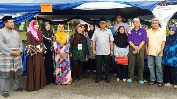 AlifRahim's tweet photo. YAB. Dato' dlm kesibukkan sempat singgah di Permas Jaya Sempena Khatam Alquran&amp;Tadarus @khalednordin @AzmanJaafar_AJ http://t.co/ElyYRZiZUT