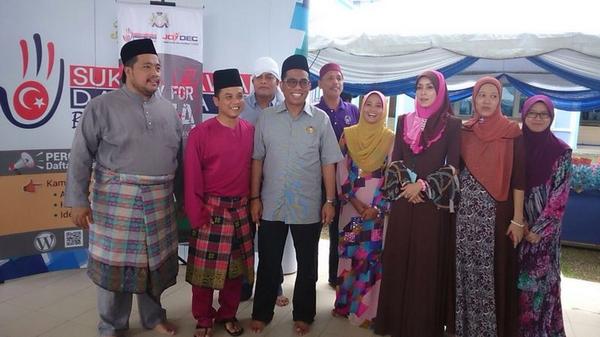 AlifRahim's tweet photo. YAB. Dato' dlm kesibukkan sempat singgah di Permas Jaya Sempena Khatam Alquran&amp;Tadarus @khalednordin @AzmanJaafar_AJ http://t.co/ElyYRZiZUT
