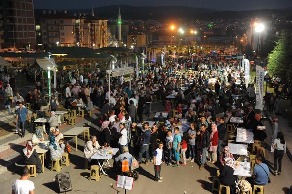 4 eylül mahallelimizle iftar soframızı paylaşmanın mutluluğunu yaşadık.Allah kabul etsin.