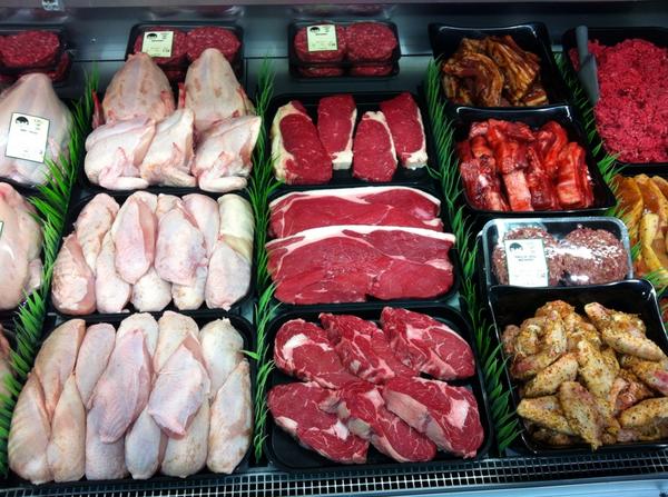 BlofieldFmShop's tweet photo. john is the only butcher in today but he has done a fantastic job on the meat counter! http://t.co/0fuNDbKSTy
