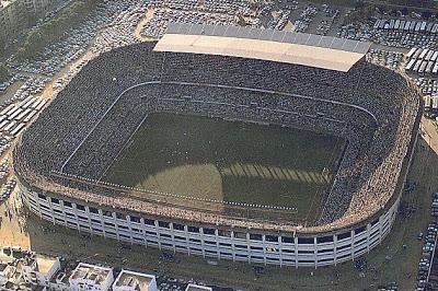DatosSevillista's tweet photo. Esta imagen del Ramón Sánchez-Pizjuán me encanta, creo q en ese momento no cabía, literalmente, ni un alfiler. Enorme http://t.co/SIvfijlZ0G