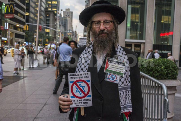 emrbaysal's tweet photo. You don't need to be Muslim to stand up for Gaza, you just need to be human @hrw @hrc @un @un_hrc #GazaUnderAttack http://t.co/y90YDQpPhl