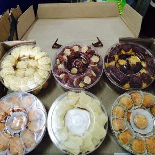 IccShop's tweet photo. Ayoo guys siapa lagi yg mau paket hemat kue lebaran. Sepaket isi 6toples cuma 68rb\☺/ Yang mau pesen langsung sms aja http://t.co/n88K9GLnX5